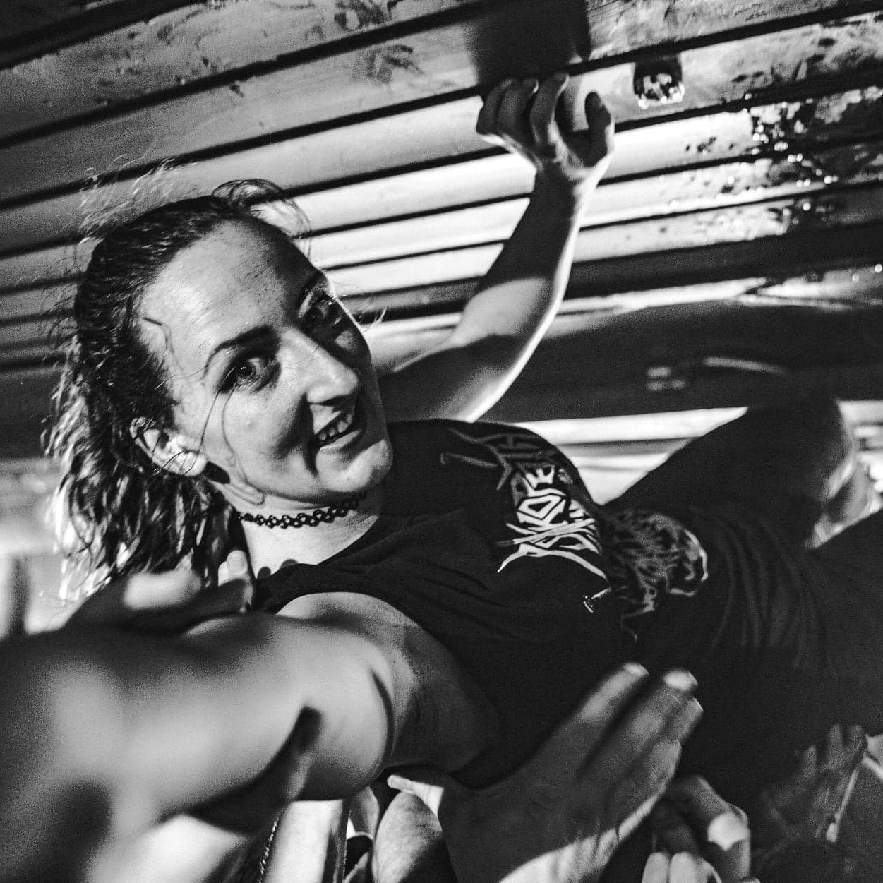This is how we play! Leder Heidi crowdsurfer på RiP