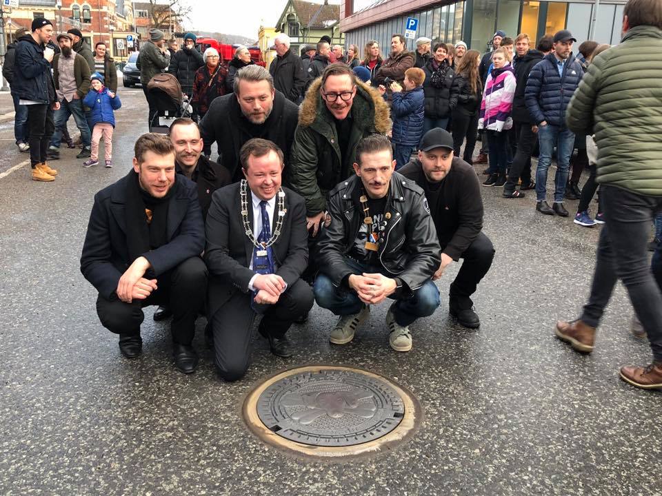 Porsgrunn og RiP var en av de aller første mottakerne av kumlokk fra The Dogs. Høytidelig nedleggingsseremoni med ordfører, korps, lokalmedia og 300 tilskuere seff. Du finner kumlokket i gata rett utenfor RiP. Produsert av Ulefos.