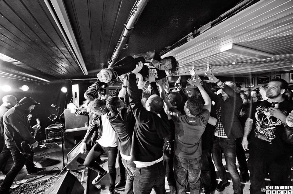 Crowdsurfing with GBZ. Foto: Ketil Hardy