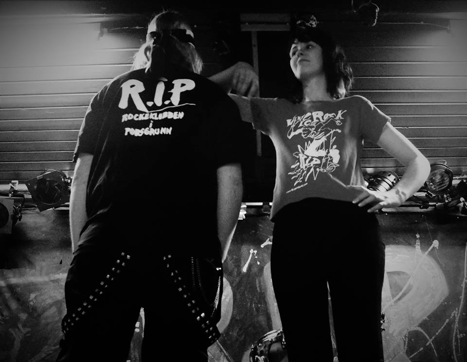 Tee – klassisk RiP/Vive Le Rock trykk bryst/rygg – sort (noen få røde, girliesize).   Denne er nå historie.